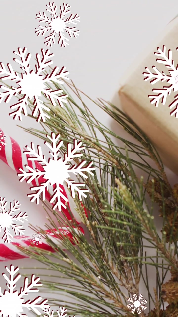 Animación de nieve cayendo sobre decoración navideña