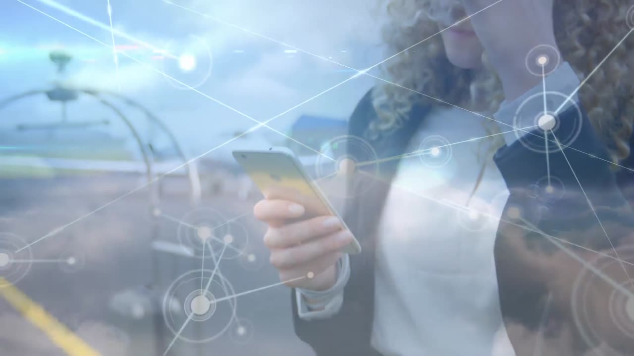 스마트폰을 사용하는 백인 사업가 여성 위의 데이터 처리 및 구름의 애니메이션