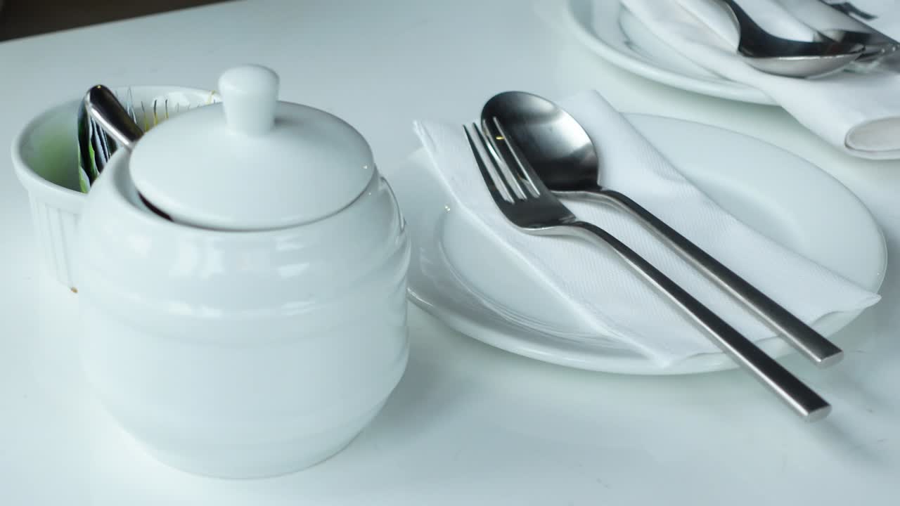 Cubiertos y plato vacío sobre fondo de madera de arriba hacia abajo