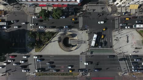 fotografía aérea de arriba que se acerca a la avenida 9 de julio en buenos aires, argentina durante el día con tráfico fluido.