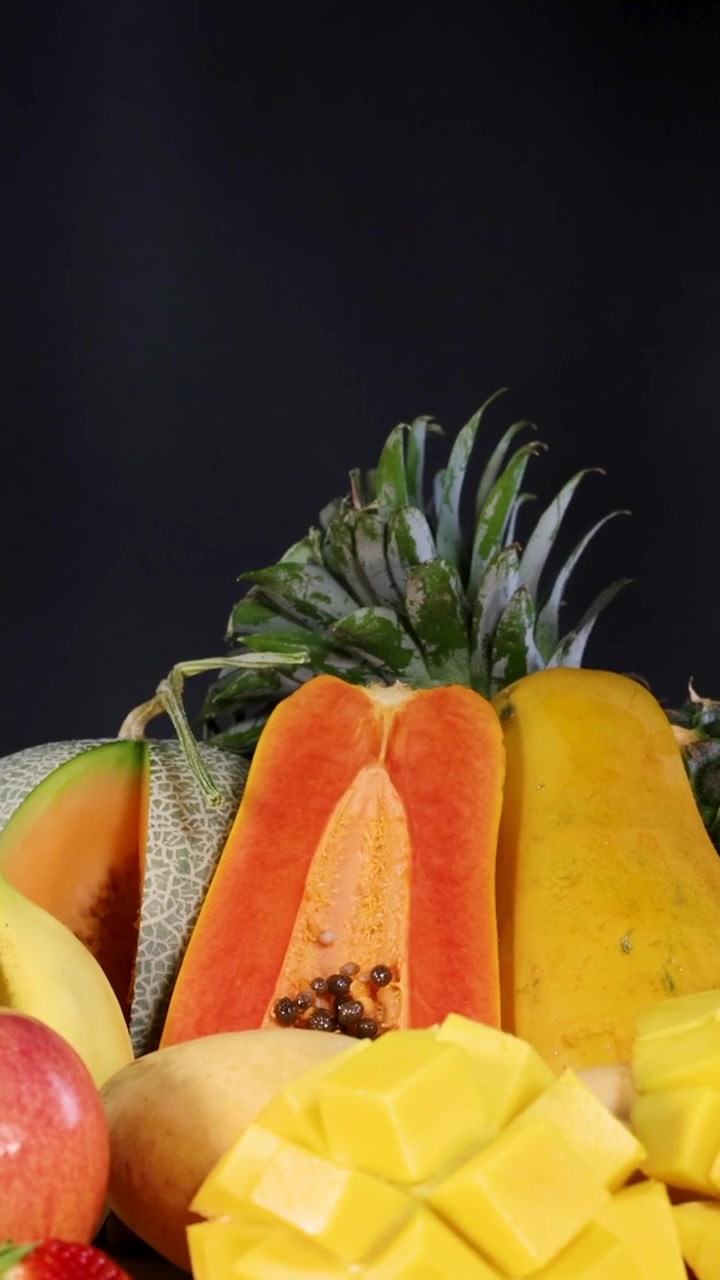 Un vivace assortimento di vari frutti freschi