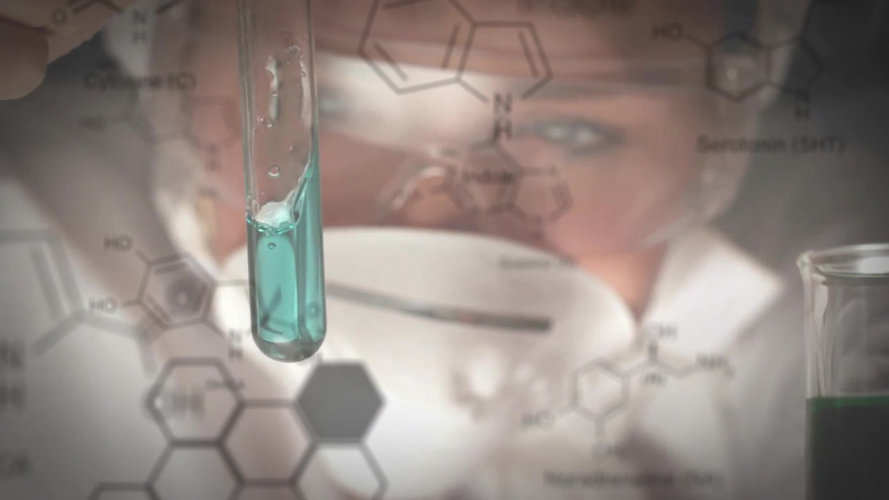 Araştırma laboratuvarında test tüpünü inceleyen, çerçeveye bindirilmiş moleküler diyagramlar gösteren kadın bilim insanı.