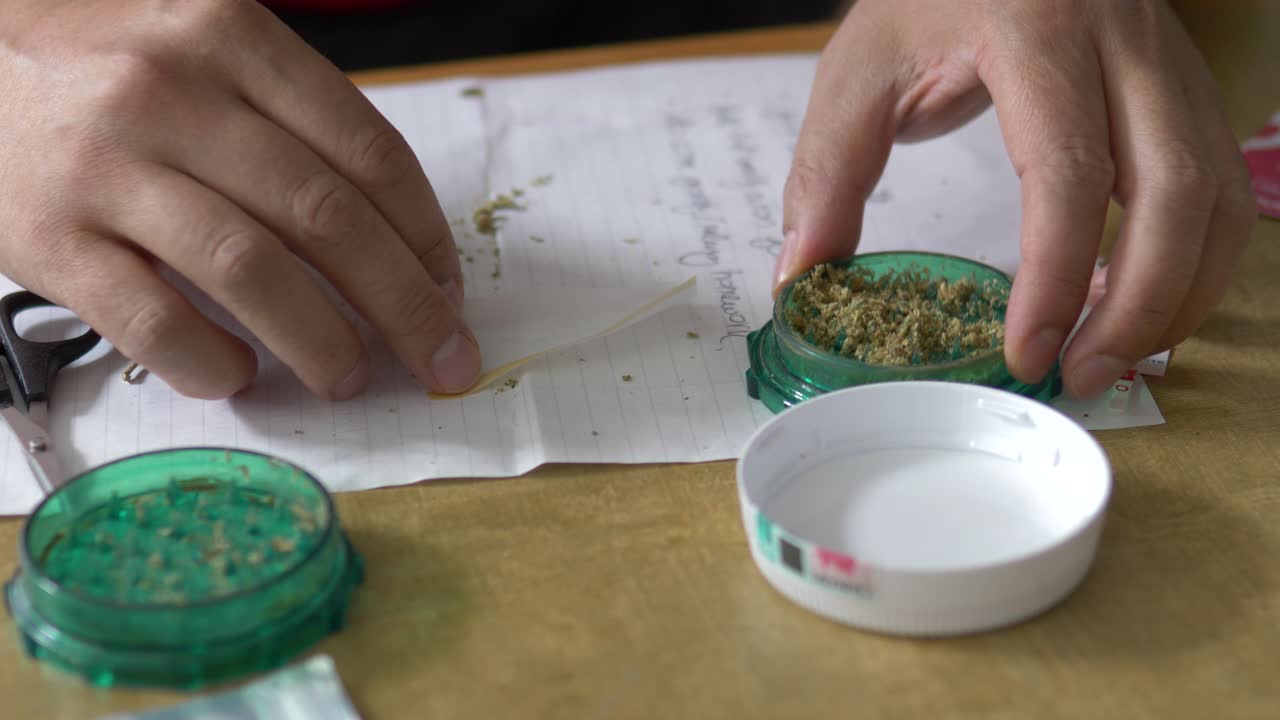 그라인더를 비우는 조인트 롤링 누군가