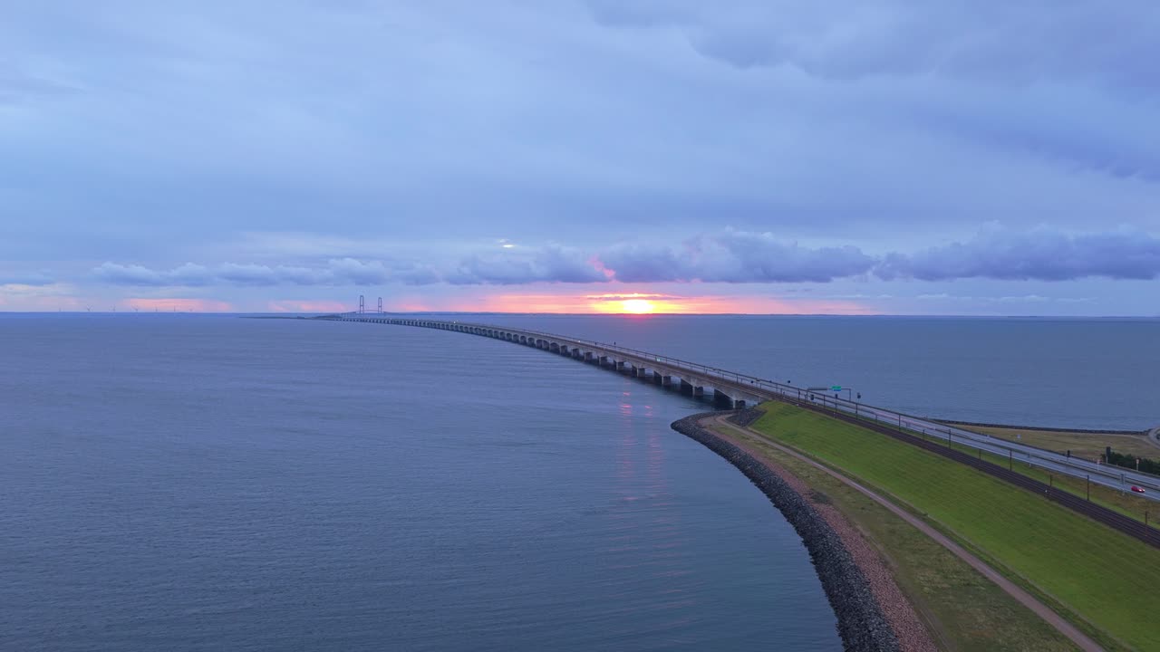 Veduta aerea all'alba dell'iconico Ponte del Grande Belt in Danimarca