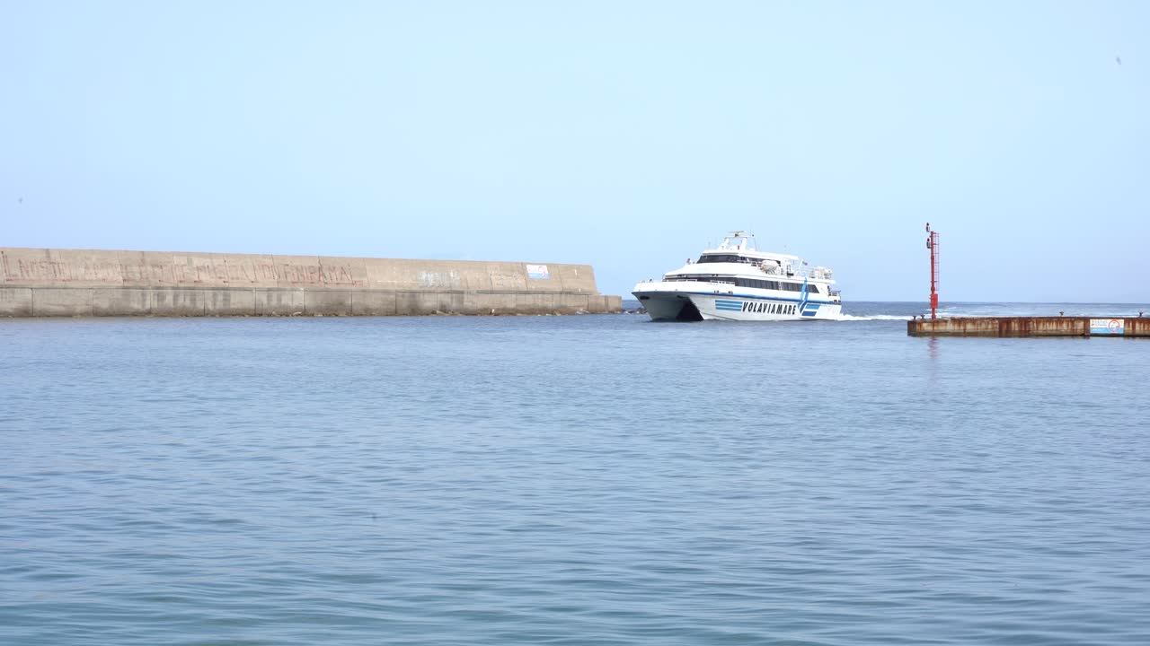 un barco entrando en el puerto de ischia forio, nápoles, italia