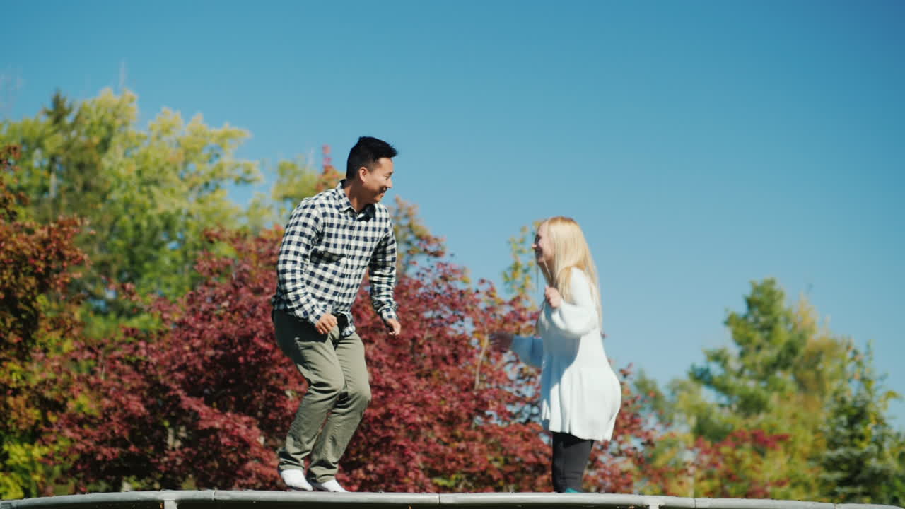 Счастливая пара прыгает