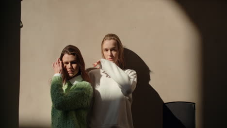 dos mujeres posando al aire libre