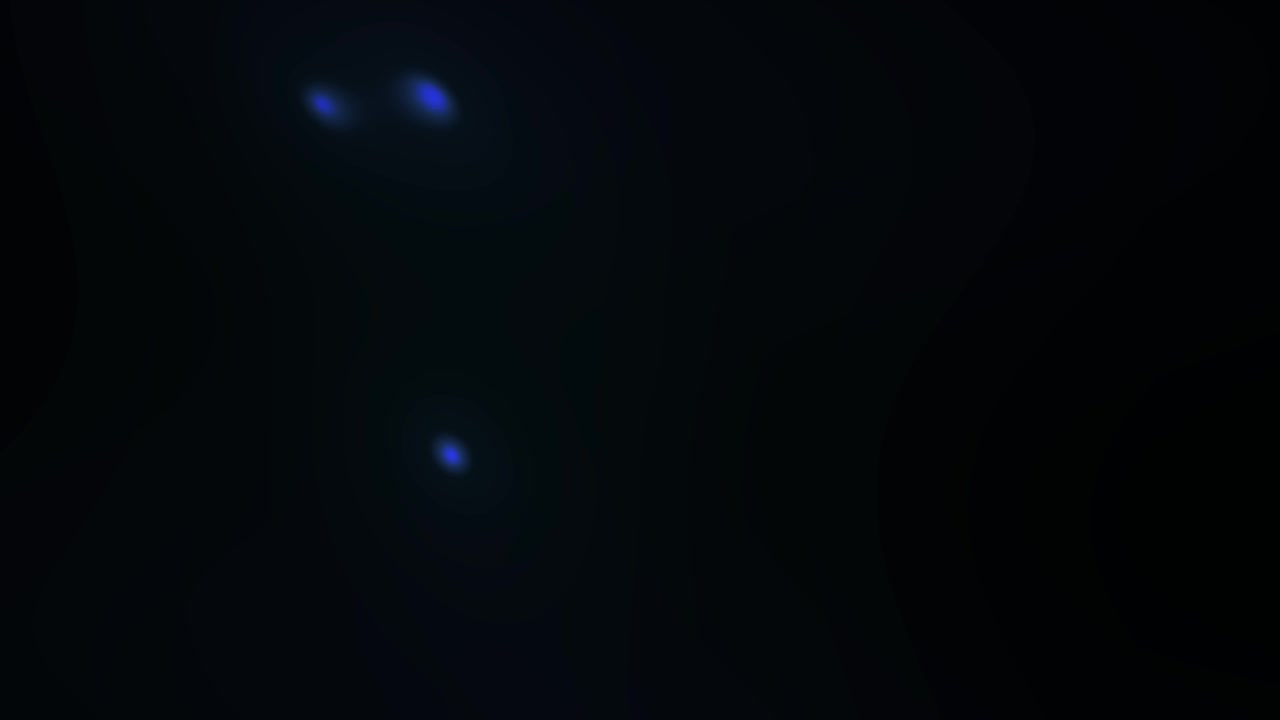 Bagliori blu tenui dell'obiettivo in movimento su uno sfondo scuro