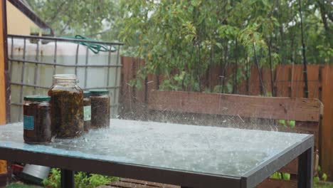 Tormenta-De-Granizo-En-El-Jardín-De-La-Casa,-Bolas-De-Nieve-Cayendo-Sobre-La-Mesa