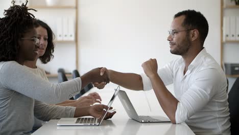 asociados de negocios alegres que se dan la mano.