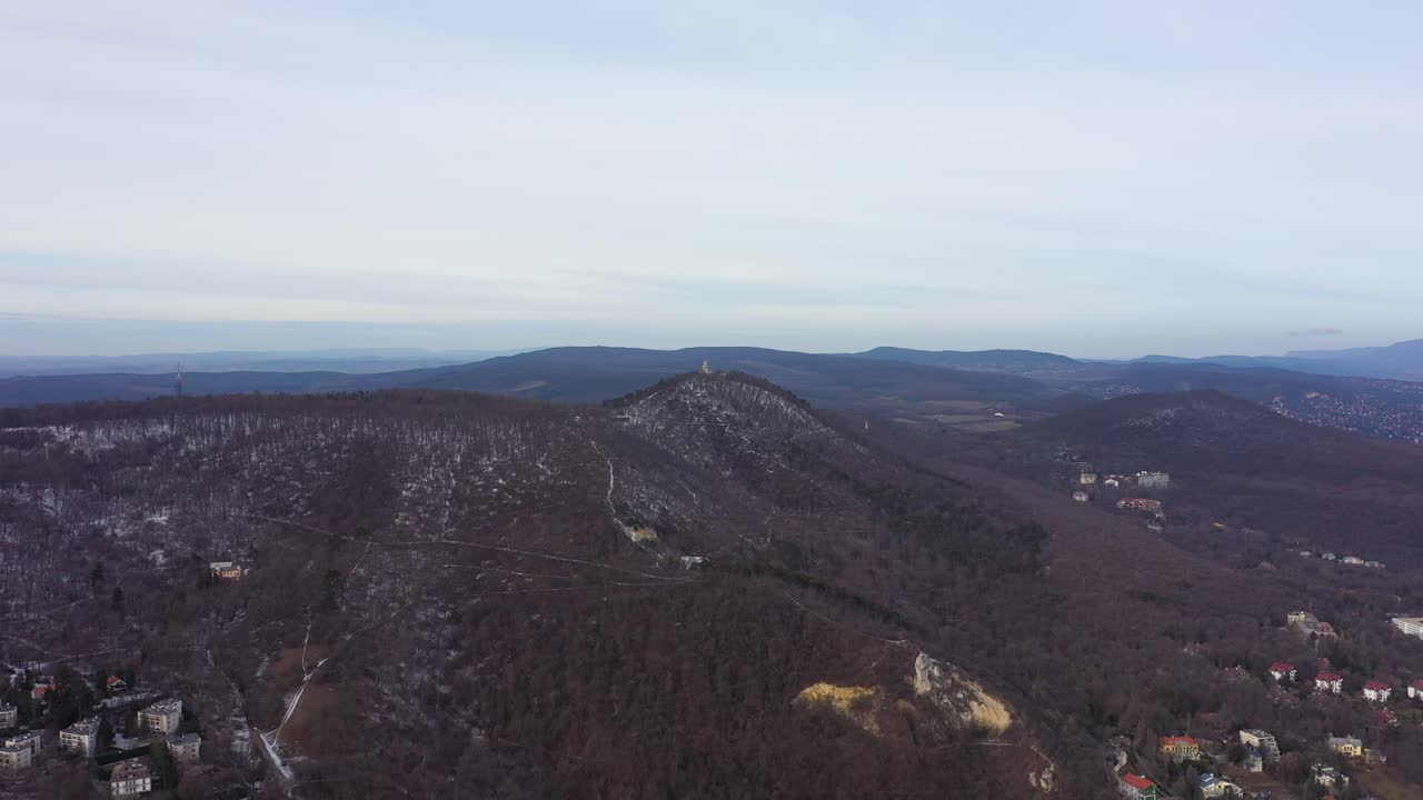 drone se mueve hacia adelante y se acerca a un punto de vista en budapest, hungría