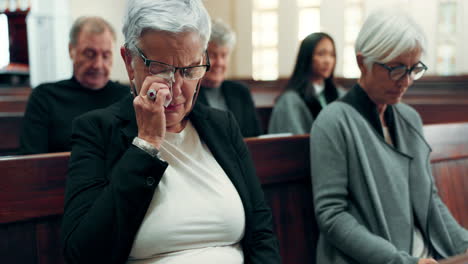 triste, funeral o anciana llorando en la iglesia