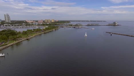 video aéreo de drones de 4k de veleros y yates que ingresan al puerto deportivo en la bahía de tampa junto al muelle de st pete en el centro de st