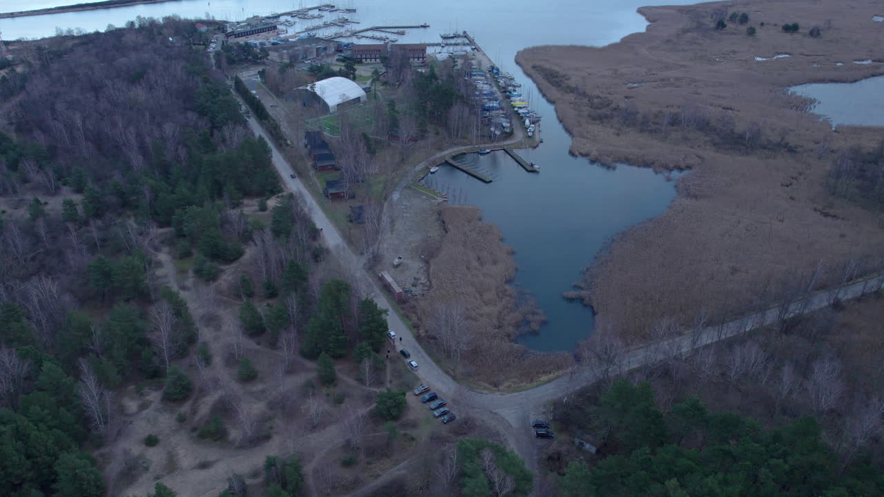 вид с воздуха на аквацентр в гданьске рядом с пляжем горки-заходни в польше