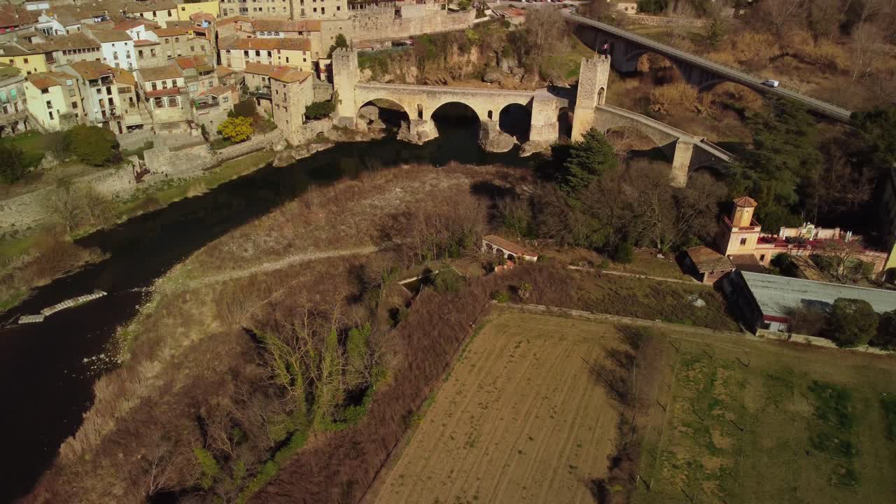 ciudad de besalu con antiguo puente y río en girona, españa, vista aérea