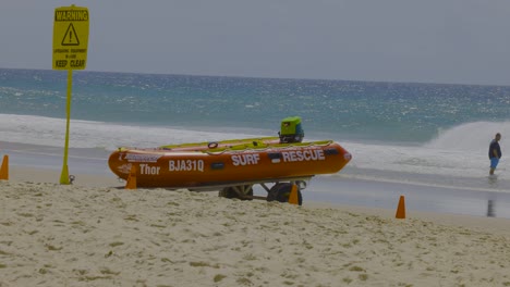 barco de rescate en la playa con las olas del océano