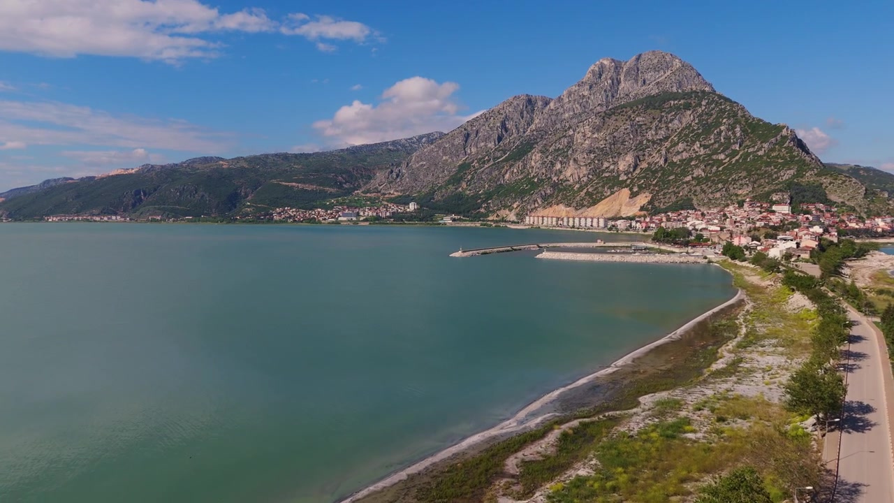Lago Egirdir Turchia, paesaggio montano, acqua, costa, città, vista aerea con drone in avvicinamento