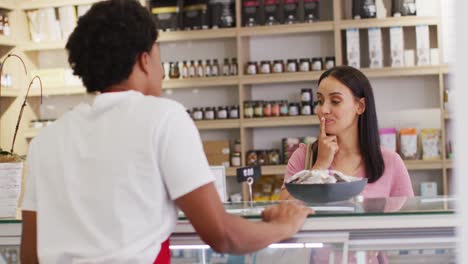 Animación-De-Una-Mujer-Birracial-Feliz-Probando-Comida-Diversa-En-La-Tienda.