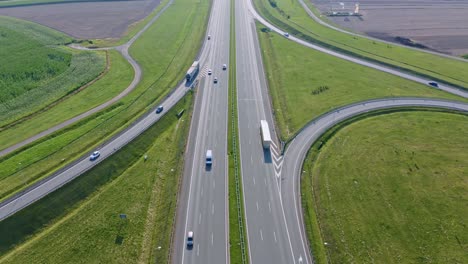 amplia extracción aérea del tráfico de carreteras y campos verdes en polonia