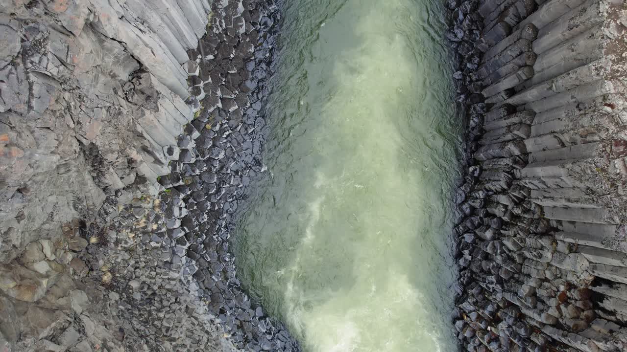 vista aérea sobre el río en islandia en el cañón stuðlagil
