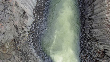 Luftaufnahme-über-Den-Fluss-In-Island-In-Der-Stuðlagil-Schlucht