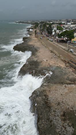 Potentes-Olas-Azotan-La-Costa-De-Santo-Domingo-Inmediatamente-Después-Del-Huracán-Beryl,-República-Dominicana