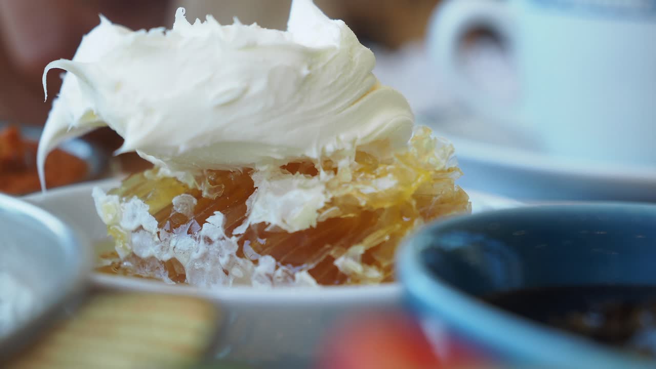 크림과 함께 벌