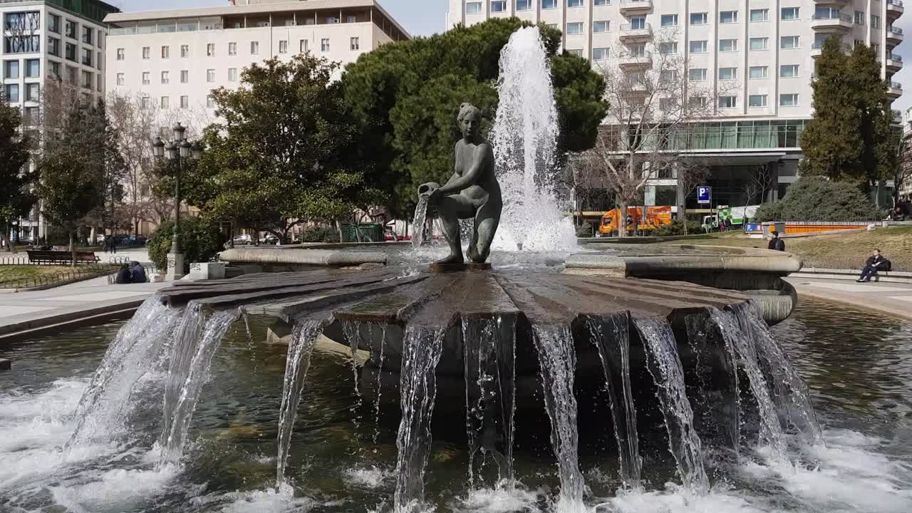 la fuente en la plaza española en madrid llamada plaza de españa
