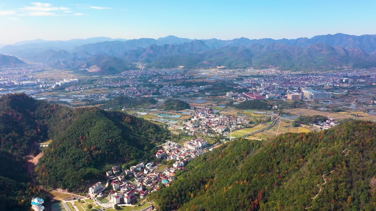 중국 제지안 지방의 시우안 마을의 그림 같은 공중 풍경, 푸른 하늘 아래 푸른 언덕, 광활한, 멀리 있는 산으로 둘러싸여 있습니다.