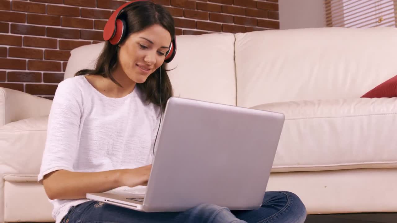 Mulher sorridente usando laptop