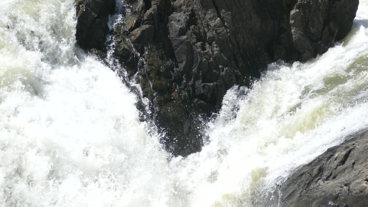 캐나다 온타리오에 있는 바위 사이에 있는 두 개의 작은 폭포, 정적 중간 샷
