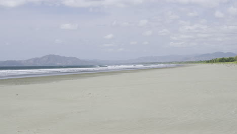 Statische-Aufnahme-Eines-Weißen-Sandstrandes-Mit-Starken-Windböen-Auf-Der-Insel-Canas