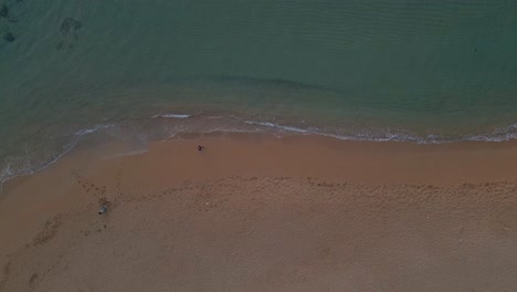 Satisfactorio-Paseo-Por-Las-Orillas-Rojizas-De-La-Playa-De-Pregonda-Menorca-España