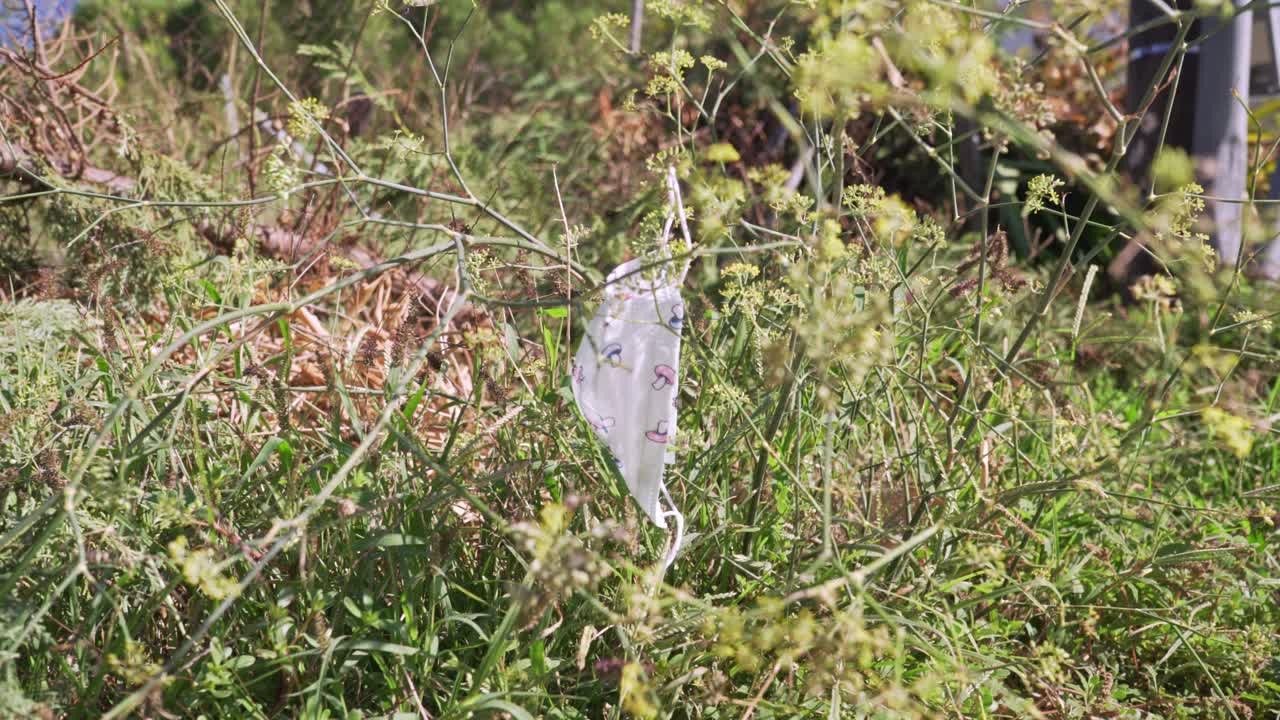 덤불에 던져진 아이의 안면 마스크