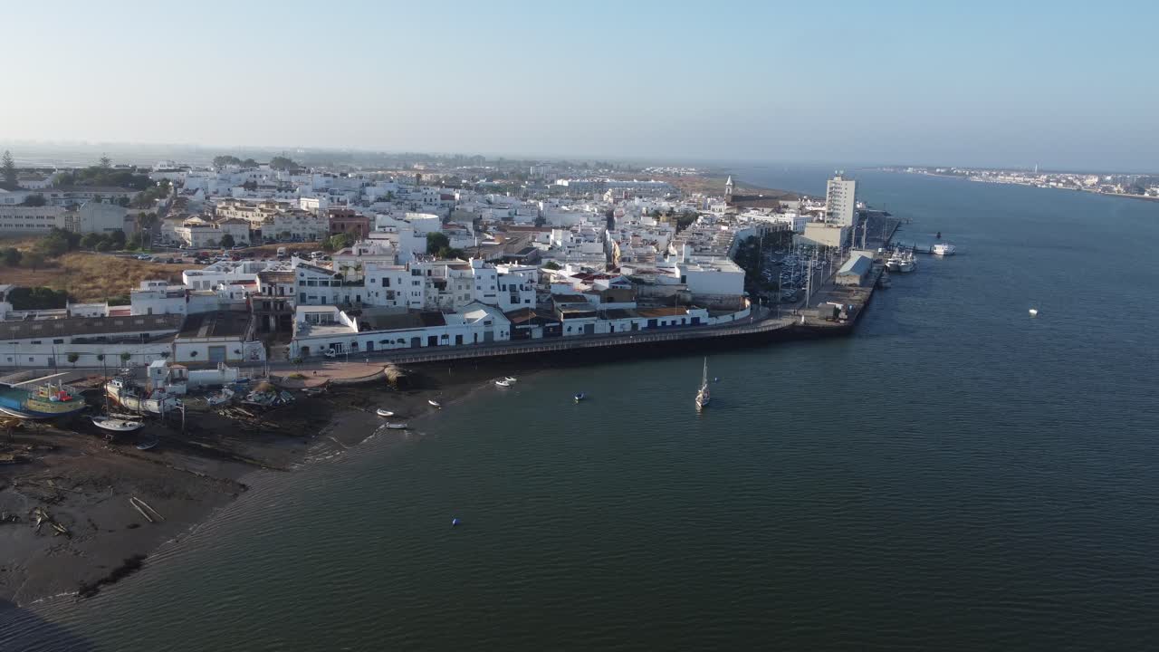 Vista aerea del Rio Guadiana con Ayamonte in Spagna.