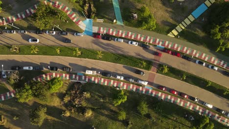 Corredor-Verde-Con-Autos-Moviéndose-En-Caminos-Bellamente-Construidos-En-Medio-Del-Cinturón-Verde