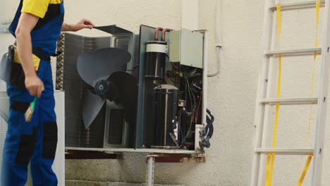 técnico quitando el polvo del ventilador del soplador