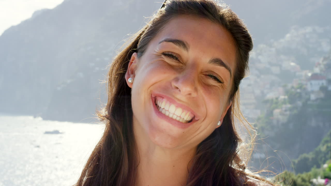 mujer feliz riendo en vacaciones