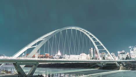 Un-Raro-Lapso-De-Tiempo-De-Luces-Verdes-Parpadeantes-Del-Norte-Sobre-Edmonton,-El-Puente-Walterdale-De-Alberta