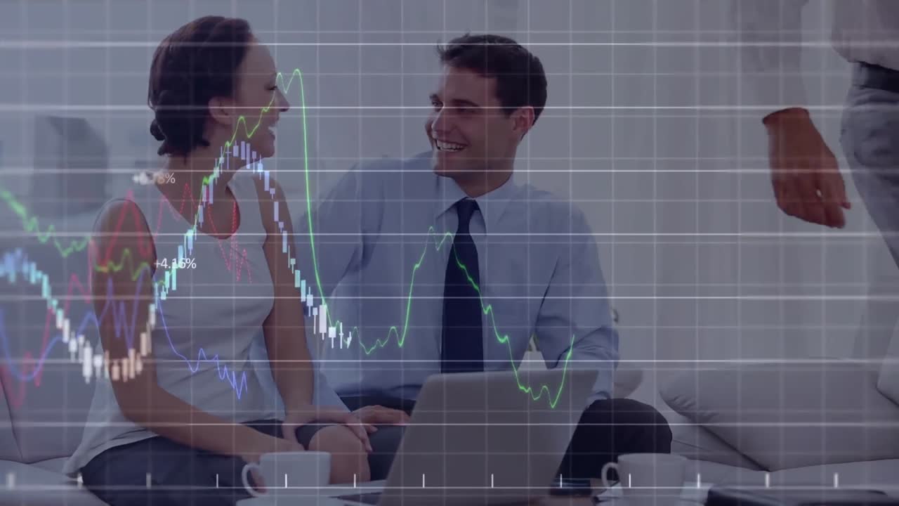 animación del procesamiento de datos financieros sobre diversas personas de negocios en la oficina
