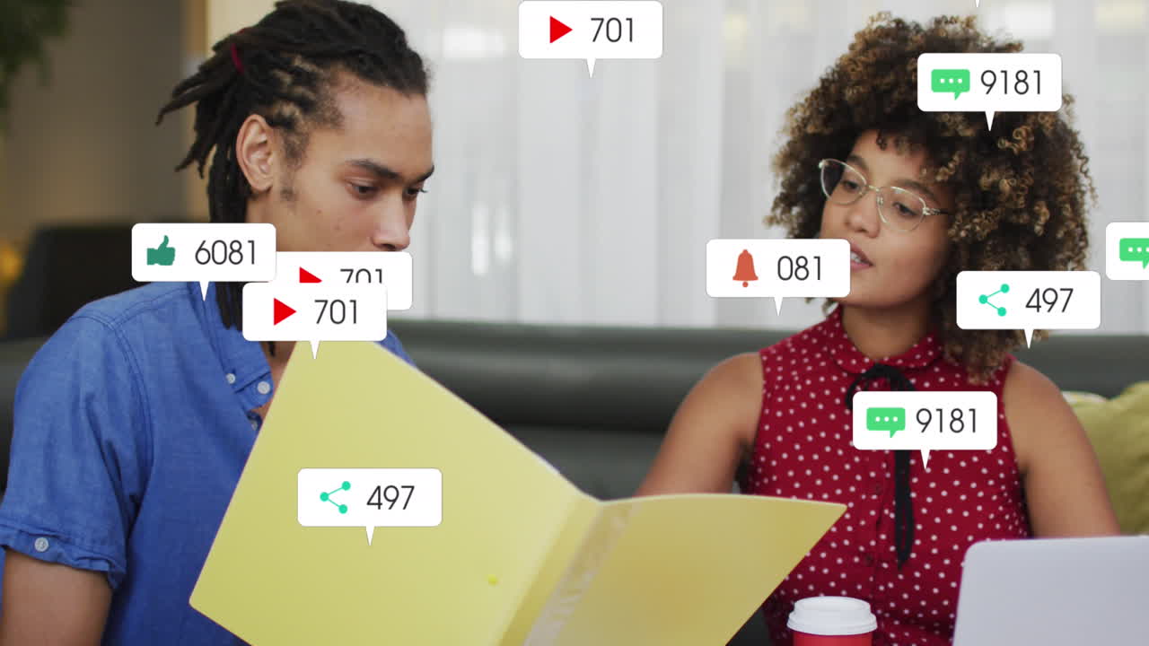 animación del procesamiento de datos de las redes sociales sobre diversas personas de negocios en la oficina