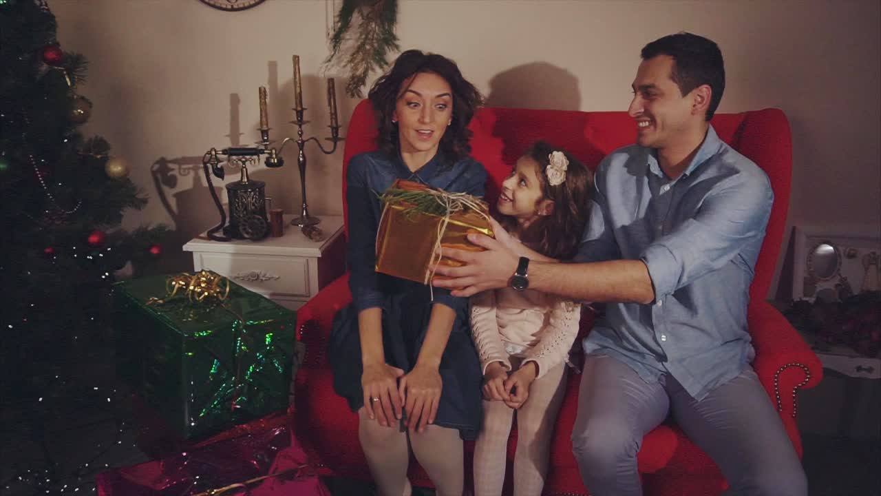 가족 들 이 크리스마스 를 축하 하는 것