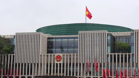 levantamiento de la bandera nacional en el edificio del gobierno