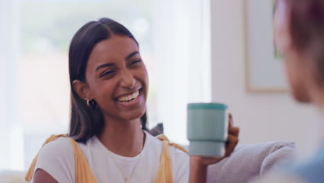 Kaffee,-Freunde-Und-Entspannung-Mit-Frauen-Auf-Dem-Sofa