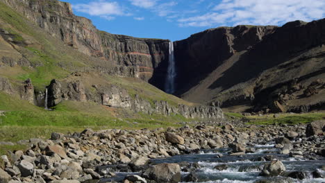 la hermosa cascada de hengifoss en el este de islandia.