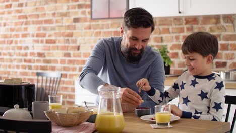 video de padre e hijo desayunando por la mañana