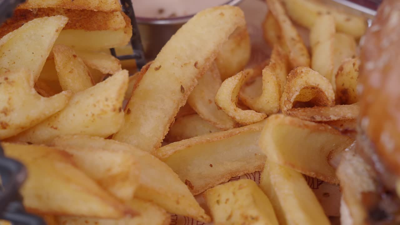 Hamburguesa y papas fritas.