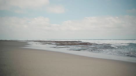 La-Union-Beach-Mit-Blick-Auf-Die-Meereswellen,-Die-über-Den-Sand-Auf-Den-Philippinen-Rollen