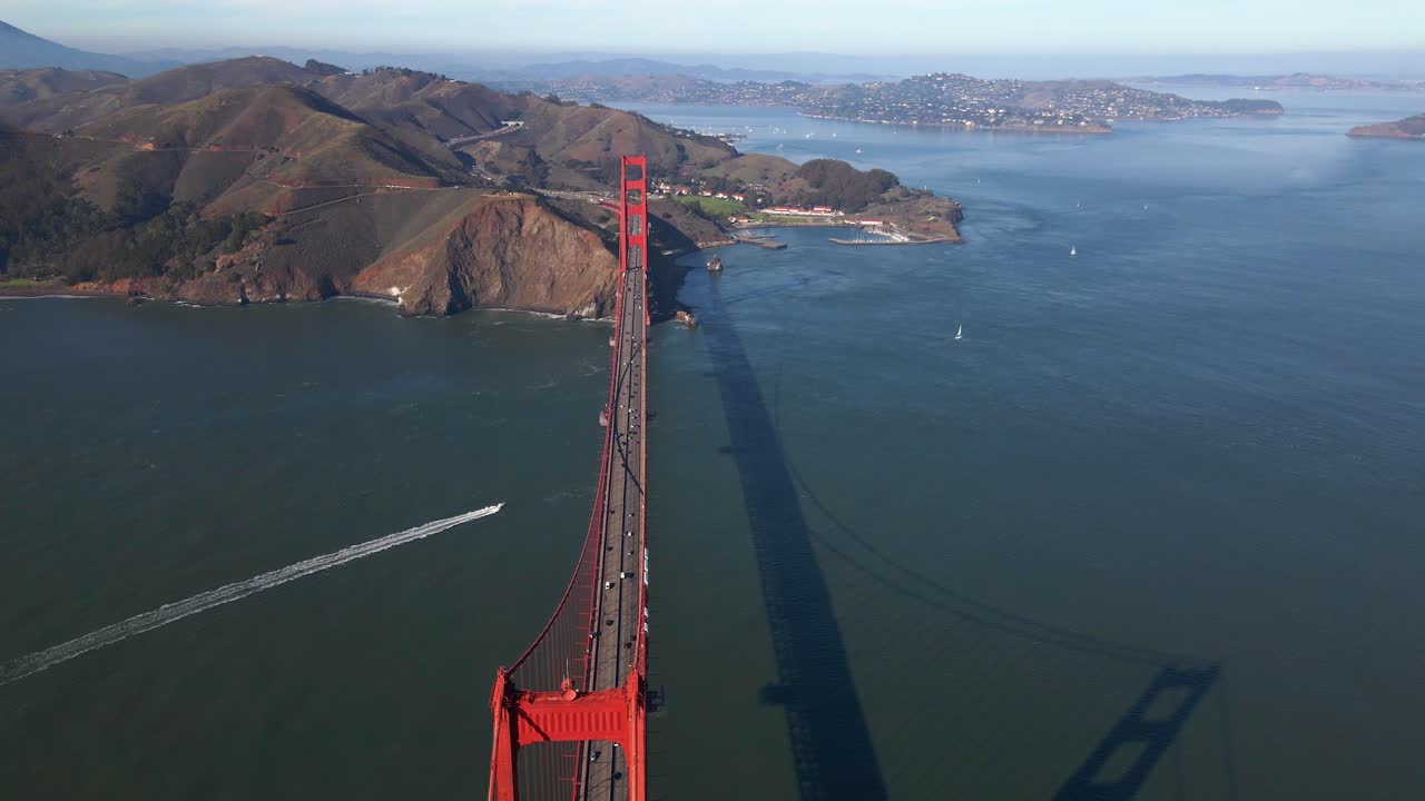 vista aérea sobre el histórico puente golden gate - ángulo alto, reverso, disparo de drones