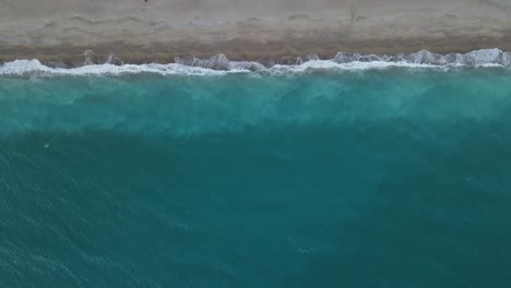 Vista-Aérea-De-Las-Olas-Del-Mar